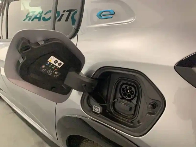 Peugeot 208 electrique 50 kwh 136ch — photo 23
