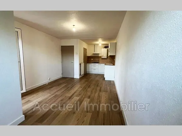 P2 rez-de-chaussée en très bon état de 44 m² + loggia en angle