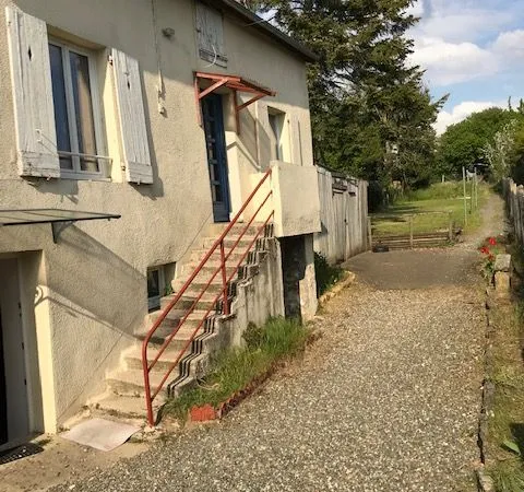 Maison/immeuble divisé en deux appartements