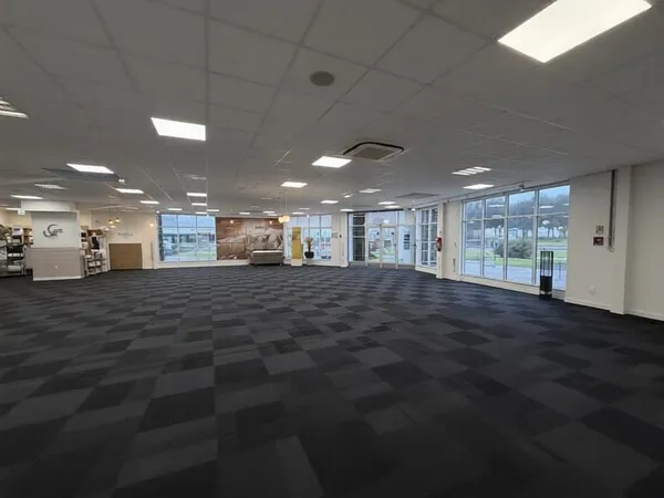 Local commercial 5 pièces 676 m²