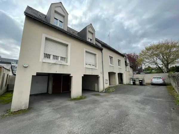 CHU, rue haute de Reculée, T2 duplex meublé de 27,98 m2 avec garage au rdc