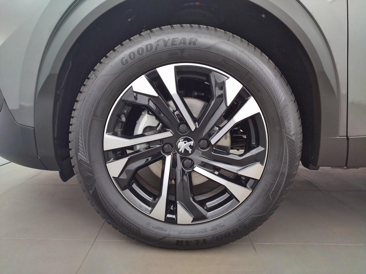 Peugeot 2008 puretech 130 s&s eat8 allure pack — photo 16