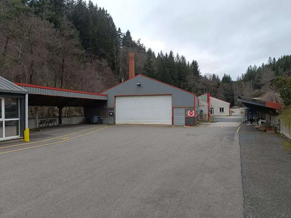 A vendre locaux d'activité 1170m² à Dunières D23