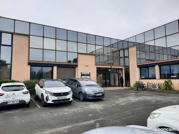 Particulier loue espace de bureau de 11 m2
