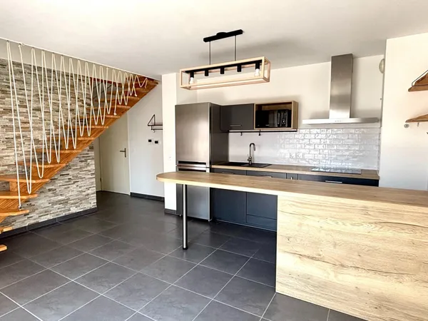 Très beau T3 en duplex et balcon+ 1 parking sous sol + 1 parking aérien