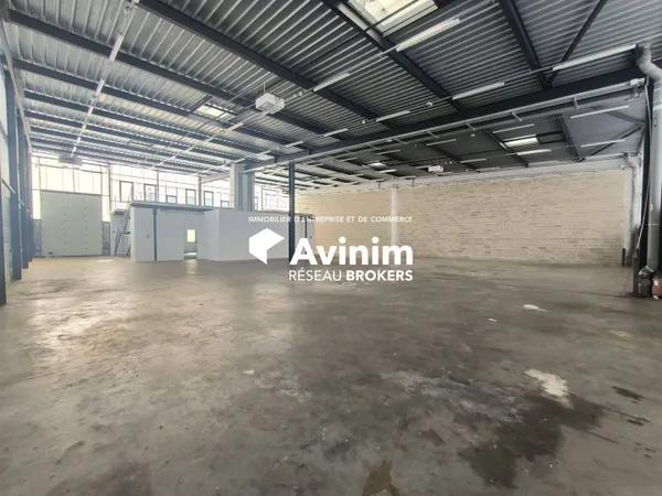 Entrepôt 876 m²