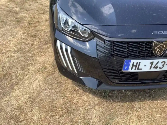 Peugeot 208 turbo 100 ch bvm6 — photo 16