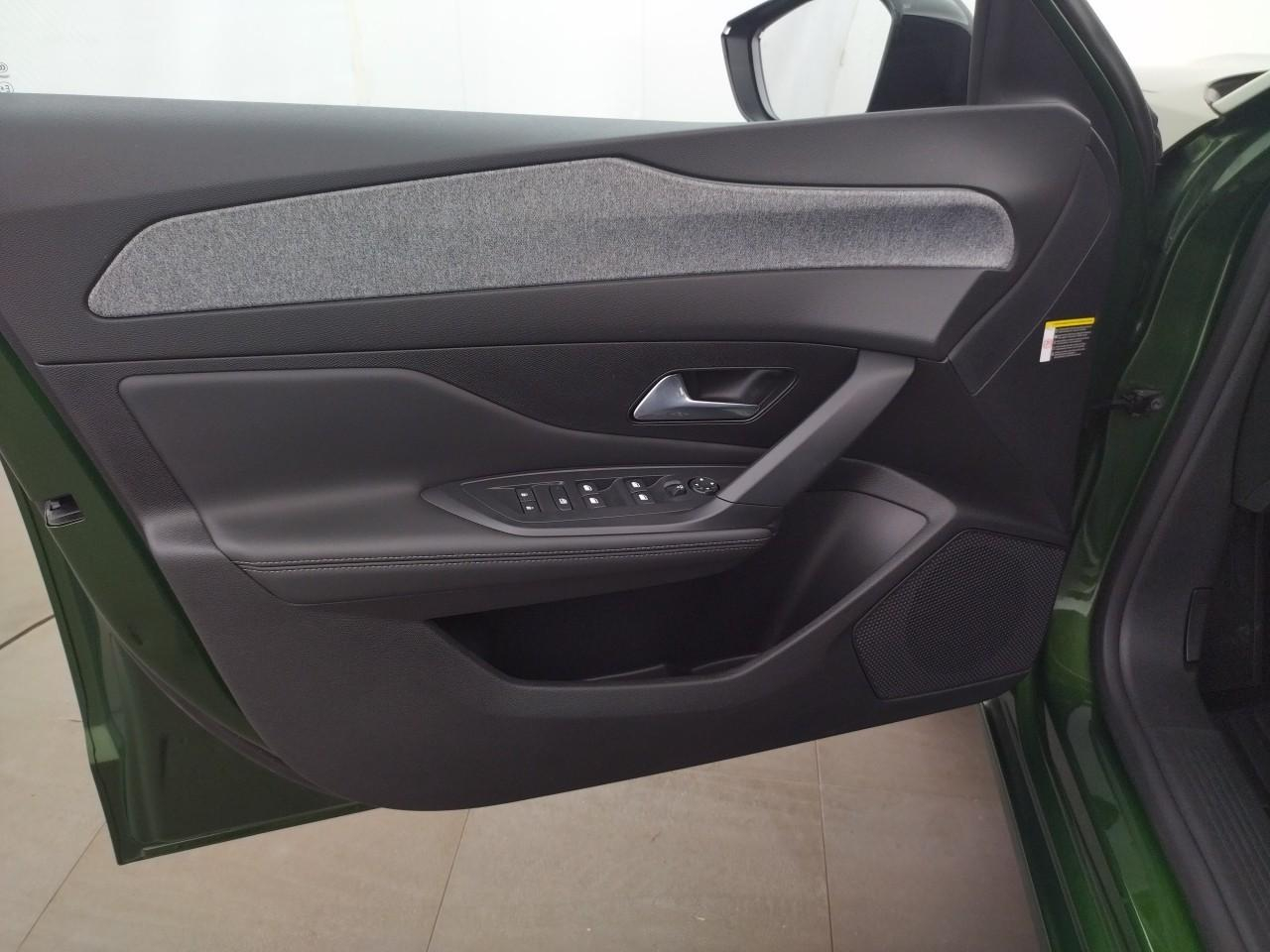 Peugeot 308 phev 180 e-eat8 allure pack — photo 23