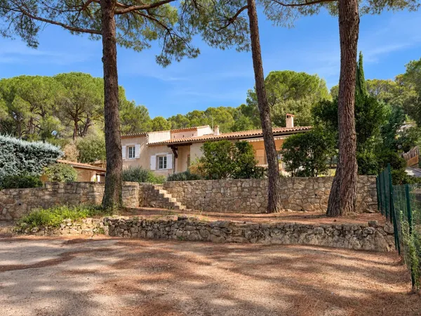 Sur les hauteur de Bagnols-sur-Cèze, belle villa de 5 chambres avec terrain de 1800 m2