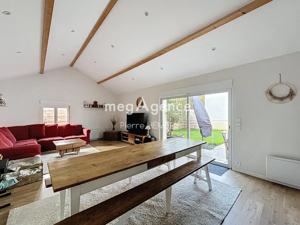 Maison familiale et son grand séjour contemporain