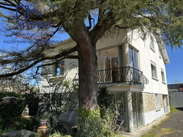 Proche du centre-ville à pied, maison de 186 m², possibilité de 3 appartements, 5 chambres et grand 