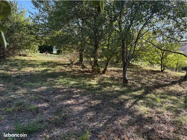 Terrain constructible de 1533 m² à Pocé-Distré
