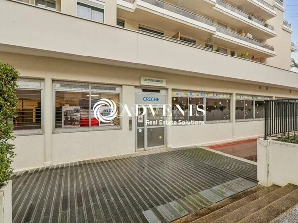 Bureau 678 m²