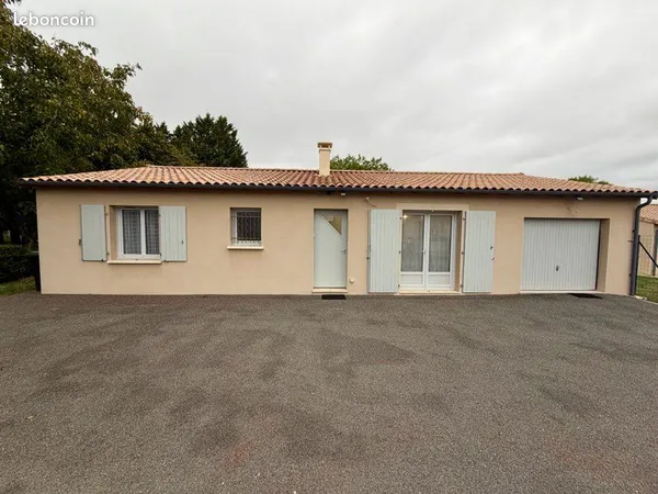 Maison récente 96 m² avec 3 chambres, garage et terrain de 860 m² - Agris