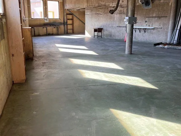 Atelier / Local artisanal - 200m2 - La Cluse&Mijoux