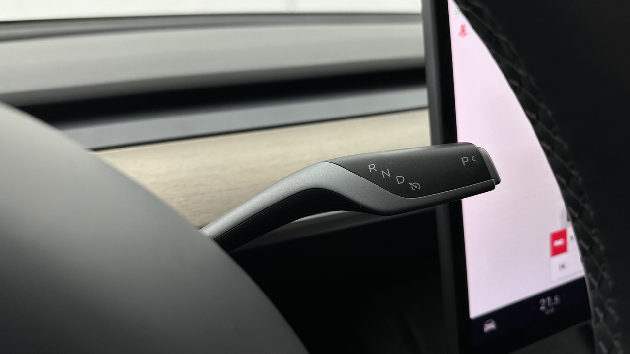 Tesla MODEL Y Standard RWD — photo 16