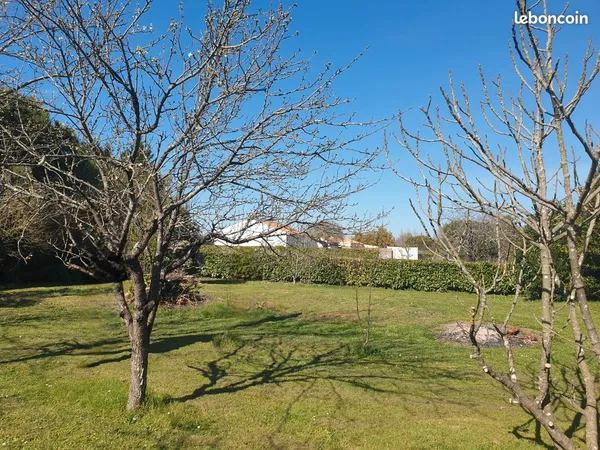Rare St Hippolyte - Terrain constructible 1650 m² avec verger et dépendance - Calme et commodités à 