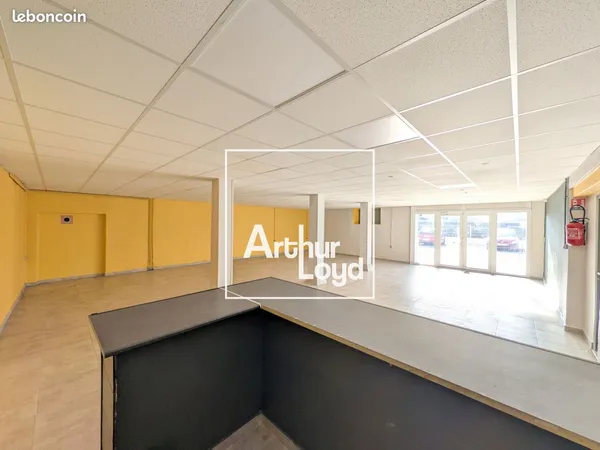 Local 263 m² Bavans