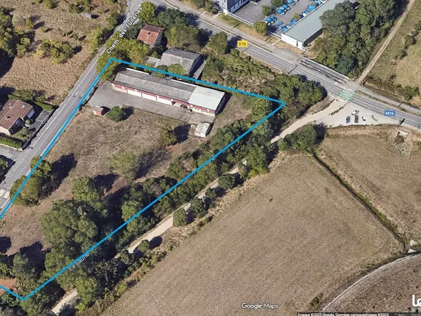 Bâtiment de 600 m² avec terrain constructible d'environ 3000 m²