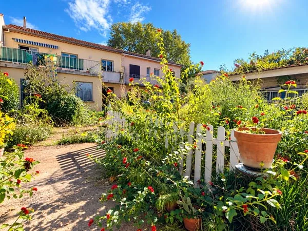Maison de 90m2 sur un terrain de 342m2 , garage de 90m2 et b