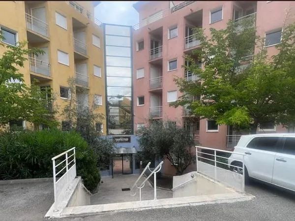 B - 1 appartement de type T3 duplex au dernier étage dans un immeuble à CORTE