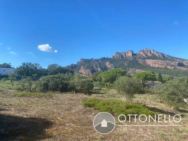 Terrain constructible viabilisé Roquebrune Sur Argens 887 m2