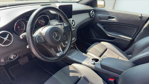 Mercedes Classe CLA 180 122 7G-Tronic - Fascination – 2018 – 74637 km – Essence – Boîte Automatique — photo 14