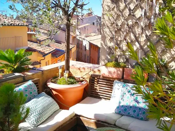 T1 bis meublé et "clé en main" de 22,6m² avec terrasse : 40 m2 d'espace de vie au coeur d'Aix