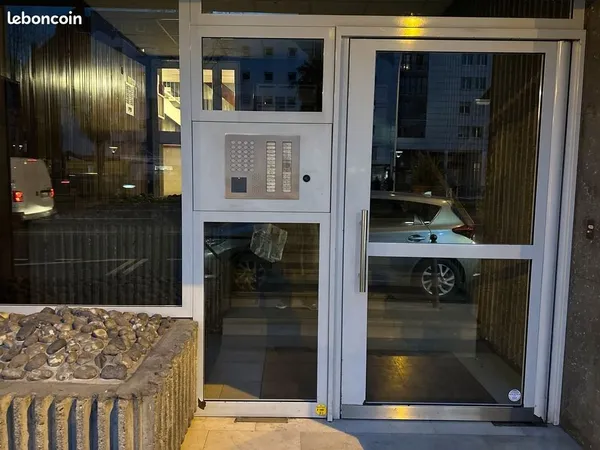 Parking privé Porte d'Orléans : Votre grande voiture / SUV / collection : rarissime grande place pri