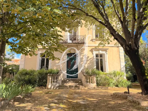 Maison de Maître bourgeoise sur un parc arboré au coeur de Pignan