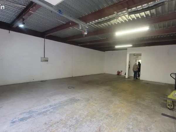 Local d'activité/entrepôt + bureau 150-Espace de stockage ou d'atelier : 100 m²/2100e