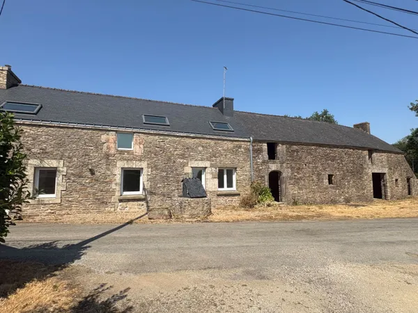 Longère en pierre avec dépendance à réhabiliter et beau potentiel au sud de Camors