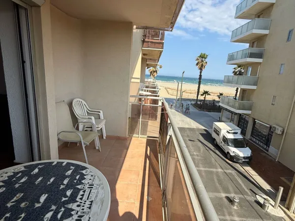 Appartement 2 pièces avec terrasse en front de mer au port.