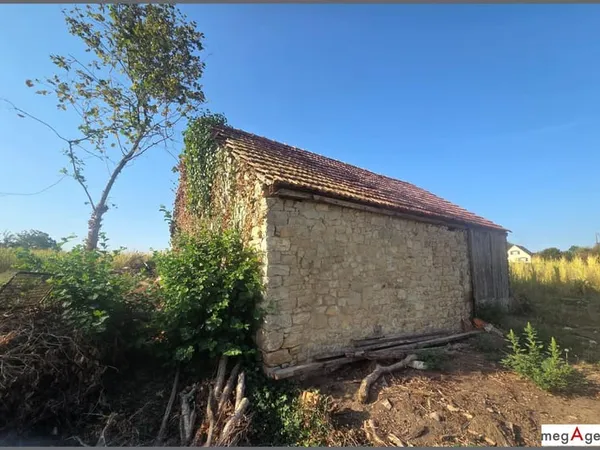 Terrain 779m2 - Montreuil des Landes- Grange à rénover