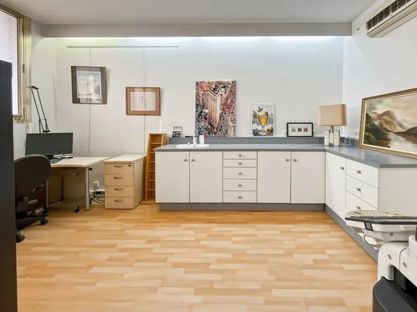 Bien Commercial avec parking À Vendre