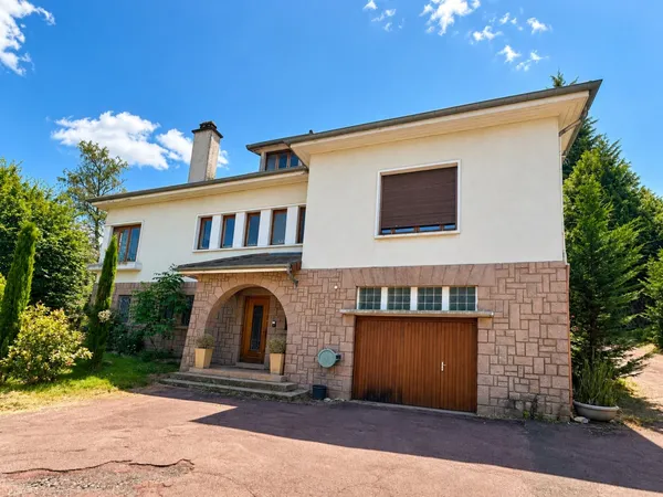 Maison individuelle de 305 m² sur plus de 7 200 m² de terrain - Beaux volumes et fort potentiel