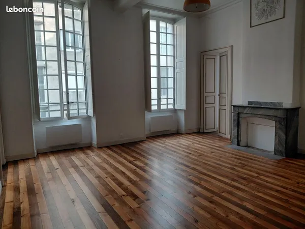T2 de caractère 80 m² - Hyper-centre de Pau - Calme absolu - Balcon - Cuisine et SDB refait à neuf