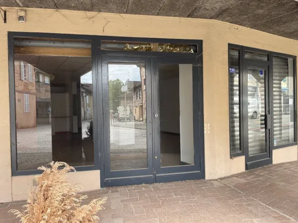Au coeur du village, local de 66m2 + réserve