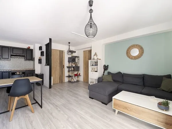 BEAU T2- 45M²- En plein centre d' AUCAMVILLE
