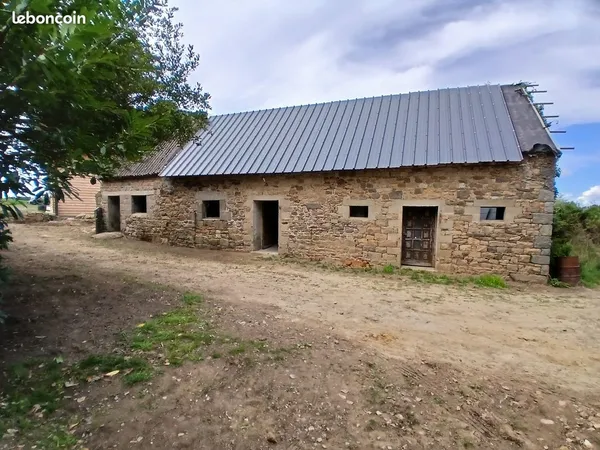 Ancienne maison en pierre avec dependance