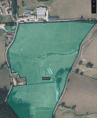 Maison + 12.6ha + bâtiment commerciale