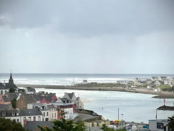 Jolie Maison Rénovée à Plouhinec