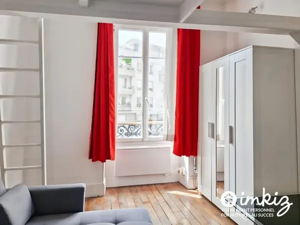Paris 20e Studio avec mezzanine et cour privative