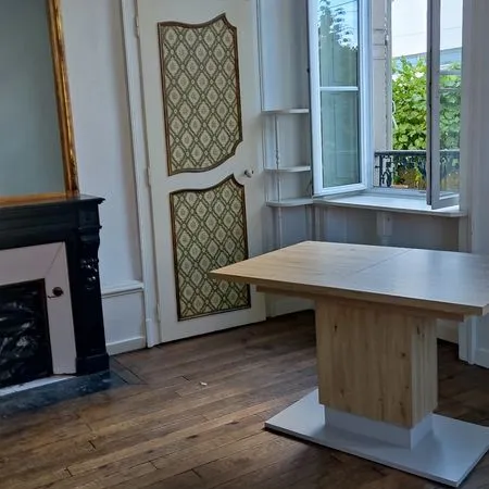 Loue superbe appartement F2 60 m2 ds maison de maitre