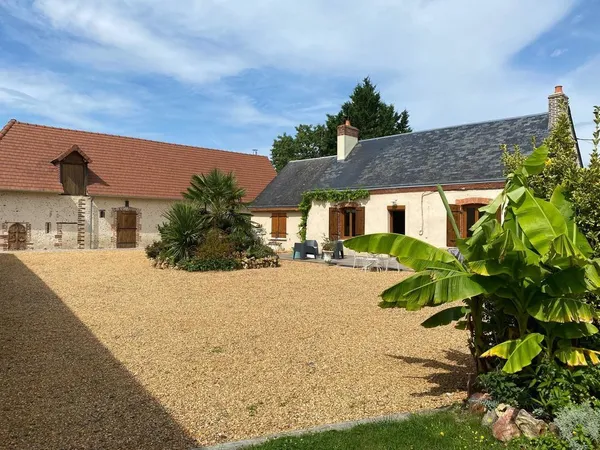 Corps de ferme 5600 m2 - 2 à 3 maisons - fort potentiel
