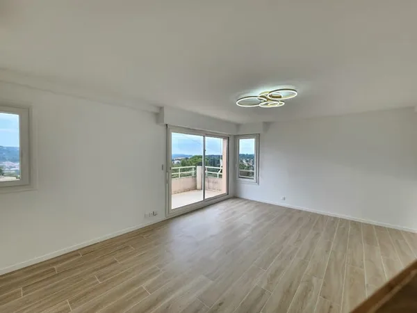 T4 de 90 m2 GRASSE avec cave- parking intérieur