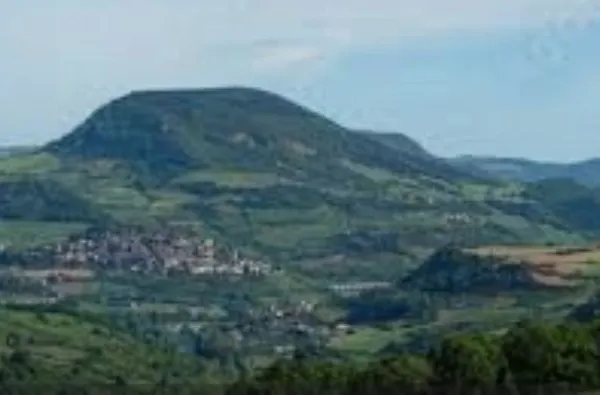 Terrain boisé pentu au calme sur les hauteurs de Compeyre