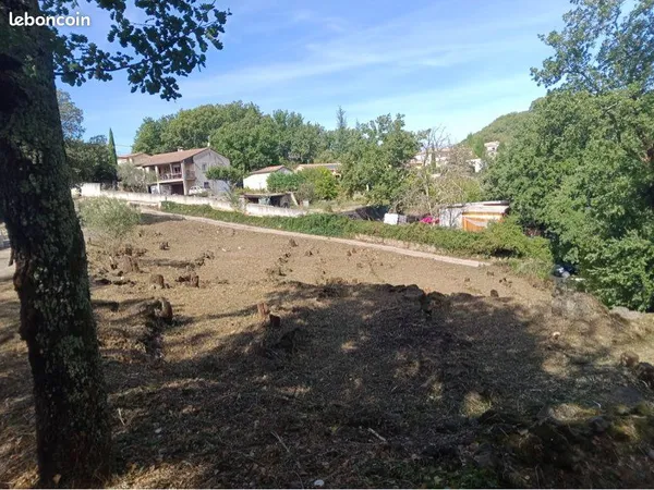 Terrain constructible de 1 250 m² à meyrannes