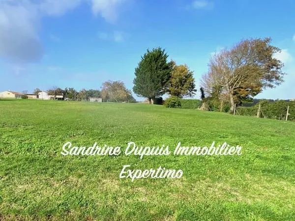 EXCLUSIVITE : Beau terrain plat au calme et proche bourg