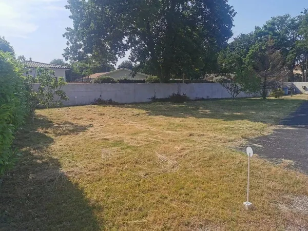 Terrain 600 m²
